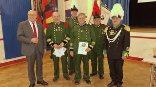 Im Rahmen des Herzog-Paul-Abends wurden Mitglied geehrt. (Von links): Oberbürgermeister Udo Glatthaar, Michael Spachmann, erster Vorsitzender Hauptmann Andreas Schweizer, Roland Eck, zweiter Vorsitzender Jürgen Michelberger und Oberst Jürgen Rosenäcker.
