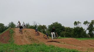 Die zahlreich erschienenen Zweiradfreunde probierten den Bikepark sofort aus.