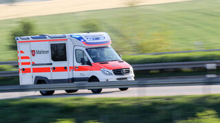 Trotz sofort eingeleiteter Rettungsmaßnahmen durch den Rettungsdienst verstarb der 55-Jährige noch an der Unfallstelle.