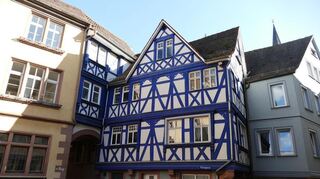 Ein Blickfang ist das „Blaue Haus“ in der Wertheimer Rathausgasse, das eine besondere Fassadenfarbe hat.