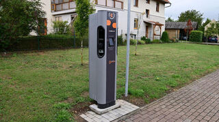 Am Parkplatz des Bürger- und Vereinsheims in Ilmspan können Verkehrsteilnehmer künftig ihr Elektrofahrzeug laden.