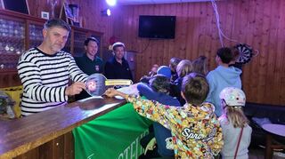 Schlüsselübergabe in Waldenhausen: Jugendliche können nun den lang gewünschten Jugendraum nutzen.