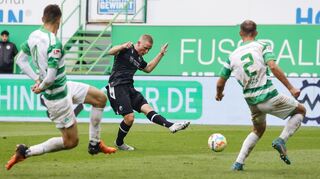 Philipp Ochs (schwarzes Trikot) in einem Zweitligaspiel zwischen dem SV Sandhausen und der SpVgg Greuther Fürth.