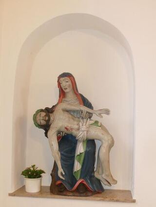 Die Marienfigur in der Kirche Wessental verweist auf ihren Namen „Sieben Schmerzen Mariens“.
