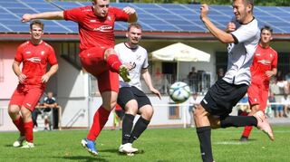 Da einige Spieler in die erste Mannschaft „aufgerückt“ sind, läuft es beim TSV Assamstadt II (in Rot) derzeit nicht so richtig rund.
