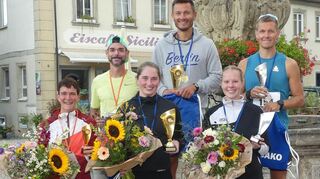 Die drei Erstplatzierten Läufer und Läuferinnen des Hauptlaufes über zehn Kilometer: Hinten von links Jens Tremel, Tobias Rupp, Stefan Bender. Vorne von links: Natalie Cimander, Katharina Gärtner, Anja Ehrenbrink.