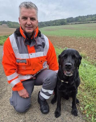 Thomas Kaufmann und Labrador Pino sind bei der Suche nach Vermissten ein eingespieltes Team.