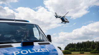 Mit einem Großaufgebot suchten Polizei und Rettungskräfte am Mittwoch zwischen Heilbronn-Frankenbach und Neckargartach nach einem Mann und einer jungen Frau. Zeugen hatten zuvor verdächtige Beobachtungen gemacht. Die Suche blieb allerdings bisher erfolglos, so die Polizei. (Symbolbild)
