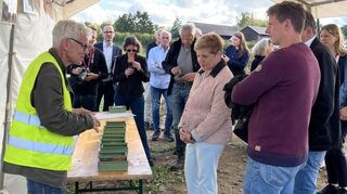 Im Rahmen ihrer „Denkmalreise“ machte Nicole Razavi als Ministerin für Landesentwicklung und Wohnen Station an der mittelalterlichen Befestigungsanlage „Birk“.