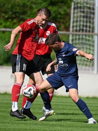 Der FC Grünsfeld (in Rot) ist am Freitag Gastgeber im Spitzenspiel.