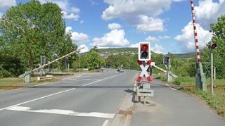 Vom Doppelbahnübergang in Königshofen sind viele genervt. Startet 2028 die Planfeststellung?