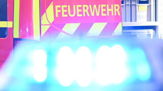 Der Zusammenstoß war derart heftig, dass die Fahrerin des Peugeot von der Feuerwehr aus ihrem Fahrzeug geborgen werden musste.