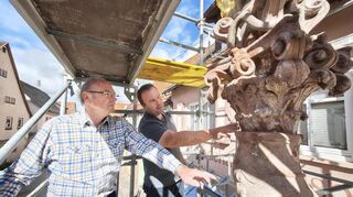 Restaurator Paul Berberich (links) und Bauamtsmitarbeiter Bernd Greß werfen einen genauen Blick auf den Träubeles-Bildstock.