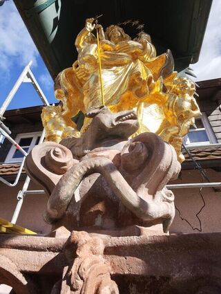 Das Gerüst lässt derzeit einen genauen Blick auch auf das Kapitell und die Madonnenfigur zu.