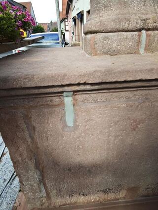 An etlichen Stellen des Bildstocks mussten Risse beispielsweise mit Kieselsäureester geschlossen werden.