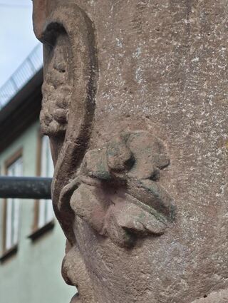 An einigen Stellen erkennt man noch die frühere Farbfassung der Ornamente.