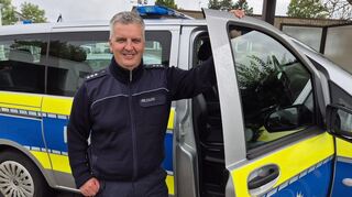 Thomas Kaufmann bei seiner Arbeit als Polizeibeamter - auch hier steht der Begriff „Helfen“ hoch im Kurs.
