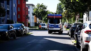 Ein Lautsprecherwagen fährt durch ein Wohngebiet in Adlershof im Bezirk Treptow-Köpenick.