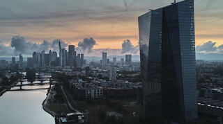 Die Sonne geht hinter der Europäischen Zentralbank in Frankfurt unter.