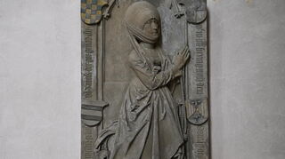 Die Grabplatte der Dorothea von Rieneck in der Stadtkirche von Grünsfeld wurde von Tilman Riemenschneider geschaffen. Dorothea ist ein Bindeglied von Grünsfeld und Rieneck seit vielen Jahrhunderten.