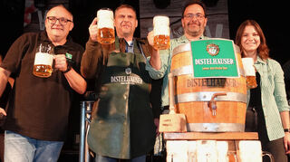 "Ein Prosit auf den Külsheimer Großen Markt" hieß es nach dem offiziellen Bieranstich im Festzelt.