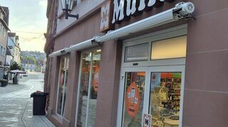 Wenn eine Pforte schließt, öffnet sich bisweilen eine neue: Es gibt durchaus Hoffnung, dass Tauberbischofsheim weiter Müller-Standort bleibt - an neuer Adresse.