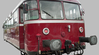 Ein historischer Schienenbus fährt ein und kann beim großen Bahnhofsfest besichtig werden.