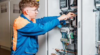 Für Elektroniker-Azubis gibt es bei BASF jetzt einen Elektro-Fertigkeitsparcours zum Üben. Er wurde dieses Jahr in Betrieb genommen.