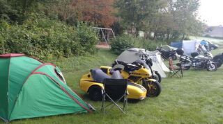 Übernachten wie in alten Zeiten, anreisen mit dem Motorrad, schlafen im Zelt.