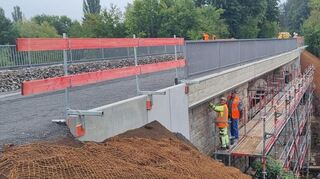Die umfangreiche Sanierung der Bahnbrücke über den Brehmbach ist abgeschlossen.