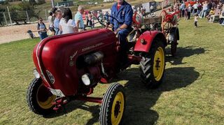 Historische Feuerwehrfahrzeuge und liebevoll restaurierte Oldtimer sorgten beim Festumzug zum 135-jährigen Jubiläum der Freiwilligen Feuerwehr Vilchband für große Begeisterung bei Jung und Alt. Die Oldtimer bildeten einen besonderen Blickfang und erinnerten an die traditionsreiche Geschichte der Feuerwehr.