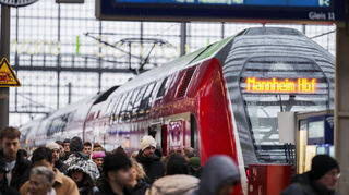 Ein Regionalzug, der Main-Neckar-Ried-Express, steht im Frankfurter Hauptbahnhof.