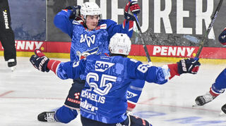 Dieses Duo harmonierte prächtig bei den Adlern Mannheim: Vorlagengeber Marc Michaelis (im Vordergrund) und Vollstrecker Justin Schütz.