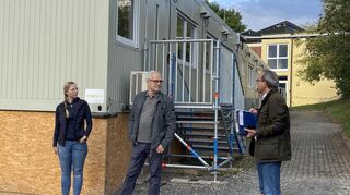 Die Kindergartenkinder in Hainstadt wurden in Container ausquartiert. Architekt Bernd Müller (Mitte) informierte über die Sanierung des Kindergartengebäudes.