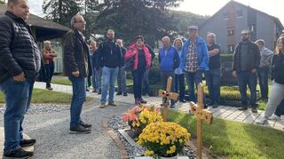 Die Stadträte informierten sich in Hettigenbeuern über Baumaßnahmen im Friedhof.