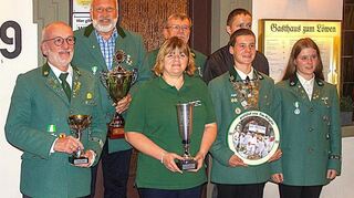 Dr. Harald Genzwürker (Zweiter von links) gewann den Großherzog-Leopold-Pokal, Aryan Ballweg (Zweiter von rechts) die Prinzenscheibe.