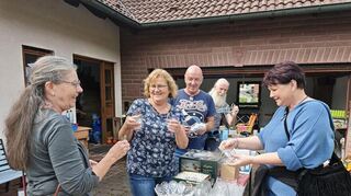 Beim ersten Dorfflohmarkt in Niklashausen hatten Standbetreiber und Flohmarktgänger gleichermaßen Spaß, wie hier bei Familie Betzel.