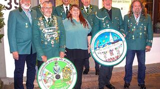 Frank Helm (Zweiter von links, mit Schützenscheibe) bleibt Schützenkönig, Boris Gauer gewann die Ehrenscheibe.