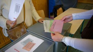 Stimmen können bis 18.00 Uhr abgegeben werden.