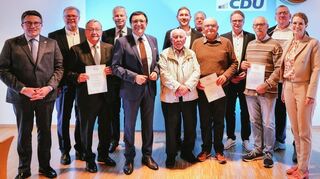 Die anwesenden Geehrten mit den Offiziellen, darunter Landrat Christoph Schauder (links), MdB Steffen Bilder (Vierter von links), MdL Dr. Wolfgang Reinhart (Fünfter von links) und MdEP Professor Dr. Andrea Wechsler (rechts).