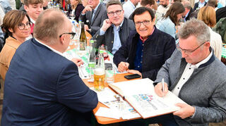 Der Tradition entsprechend trug sich Dr. Achim Brötel nach seiner Rede im Festzelt des Großen Markts in das Goldene Buch der Stadt Külsheim ein.
