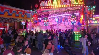 Ein voller, gut besuchter Schützenmarkt - wie hier am Samstagabend auf dem Musterplatz - wünschen sich alle Marktbeschicker. Während die Eigentümer der Fahrgeschäfte mit ihren Umsätzen zufrieden sind, klagen Markthändler über zu wenig Kunden.