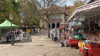 Mit ihrem Stand der „1000 kleinen Dinge“ auf dem Wimpinaplatz fühlt sich Betreiberin Tamara Bullmann vom übrigen Marktgeschehen vor allem unter der Woche abgehängt. Sie wünscht sich mehr attraktive Angebote auf diesem Platz.