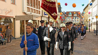 Alle Feuerwehr-Abteilungen aus dem Stadtgebiet Bad Mergentheim waren mit Abordnungen beim Festzug dabei.