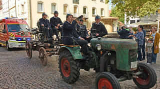 Blick in die Geschichte - die Feuerwehr kommt auch mit dem Traktor zum Einsatz.