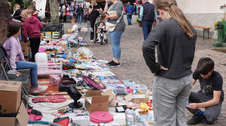 Ihre Schätze boten Kinder und Jugendliche beim Flohmarkt den Marktgästen zum Kauf an.