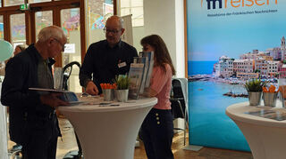 An den Ständen der Ausstellung der Direktvermarkter nutzten die Marktbesucher die Angebote zur persönlichen Beratung.