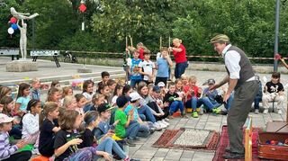 Da staunen die jungen Zuschauer: Einfach magisch, dieser Zauberer. Zum Glück entfleuchte er nicht auf dem fliegenden Teppich.