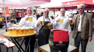 Ein Prosit auf das Feuerwehrfest.