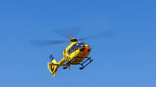 Die 20-Jährige wurde mit einem Rettungshubschrauber in eine Klinik gebracht.